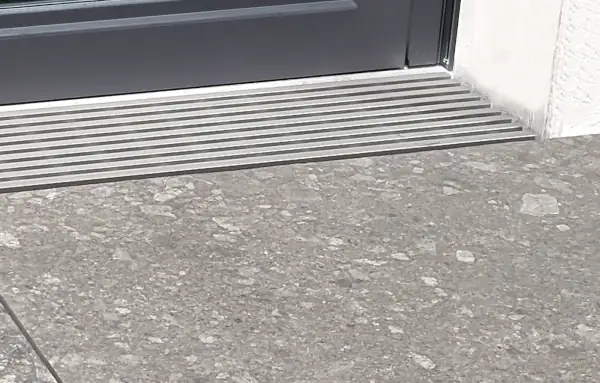 Detail einer Terrassentür mit verlegter Entwässerungsabdeckung Rain Grid