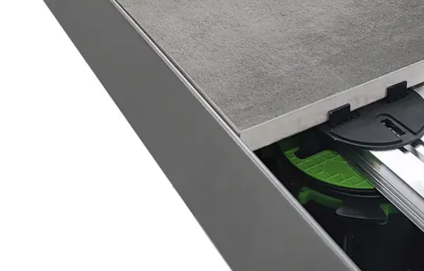 Detail eines Randabschlusses Sideline auf dem Schienensystem