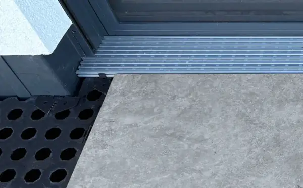 Detailbild des Anschlusses des Doppelbodens zu Raingrid bei Terrassentür