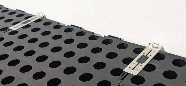 Detailfoto der Positionierung der Randabschluss-Clips auf dem Doppelboden Smart Wabic