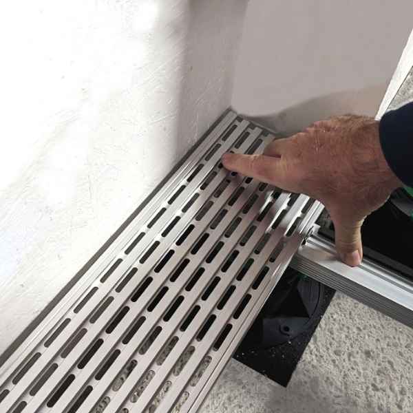 Einklicken der Entwässerungsabdeckung in den Halteclip