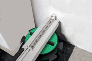 Einlegen der Halteklammer der Entwässerungsabdeckung in das Basisprofil Slim Easy