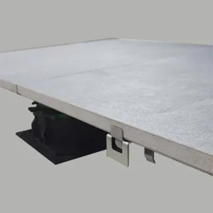 Fertig verlegte Randplatte mit oberem Clip