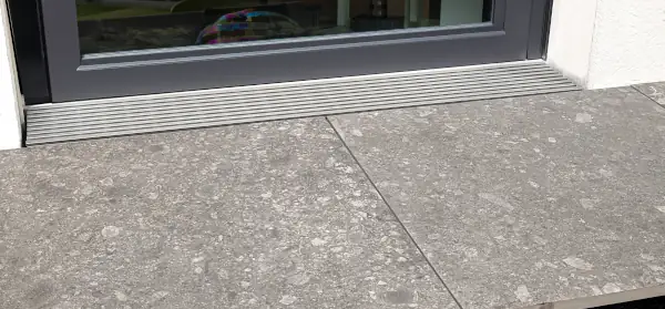Kleine Terrasse mit verlegter Entwässerungsabdeckung Rain Grid