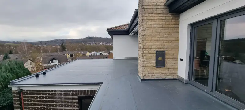 Kundenterrasse vor Verlegung mit Schienensystem Slim Easy