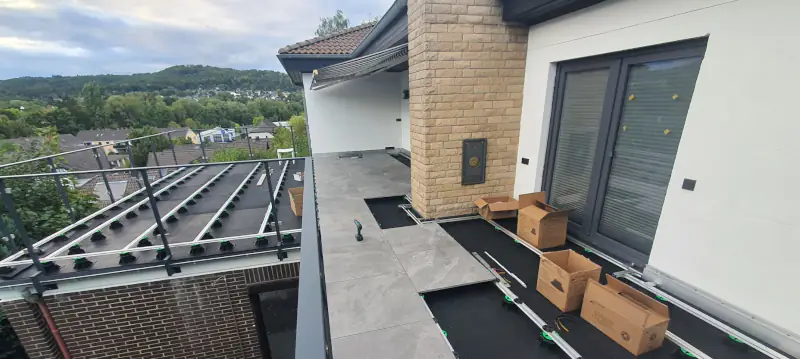 Kundenterrasse während der Verlegung mit Schienensystem Slim Easy