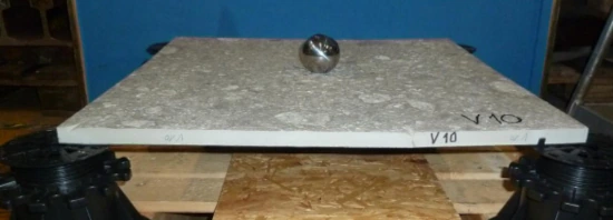 Moment des Auftreffens der Kugel beim Kugelschlagversuch TÜV Austria