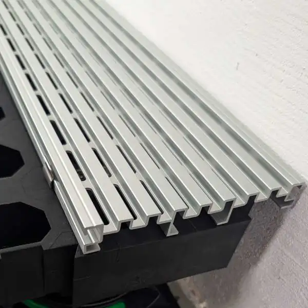 Montierte Entwässerungsabdeckung Raingrid auf Doppelboden Smart Wabic