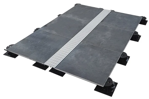 Montierte Entwässerungsabdeckung Raingrid auf Stelzlager Titan mit beidseitigen Platten