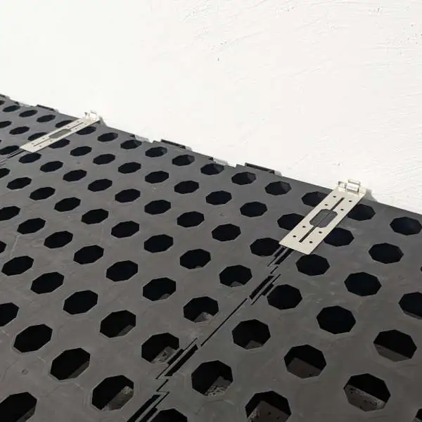 Positionierung der Randabschluss-Clips auf dem Doppelboden Smart Wabic