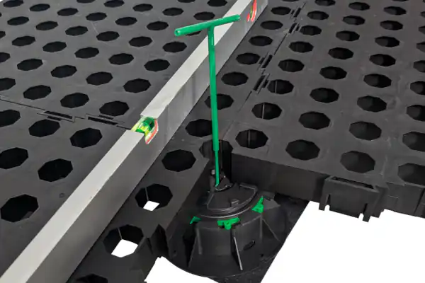 Teilweises Verlegen der Basismodule auf dem Stelzlager EasyPro