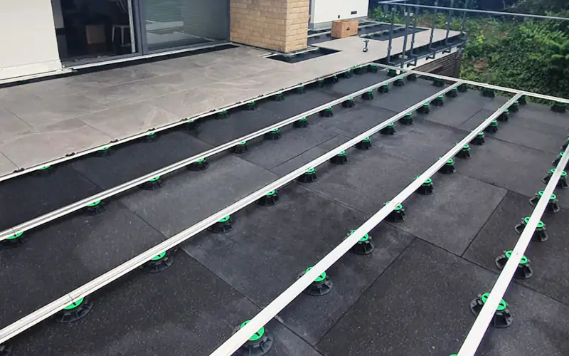 Terrasse mit vorbereitetem Schienensystem Slim Easy