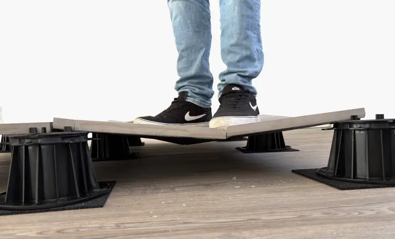 Gebrochene Platte mit aufgeklebter Bruchschutzmatte zum Personenschutz