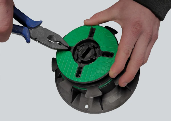 Abbrechen des Fugensteges EasyPro mittels Flachzange