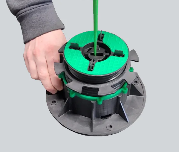 Anwendung des Verstellschlüssels beim Stelzlager EasyProl