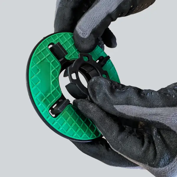 Erster Montageschritt des Einbaues vom Fixierungsring in das Stelzlager EasyPro